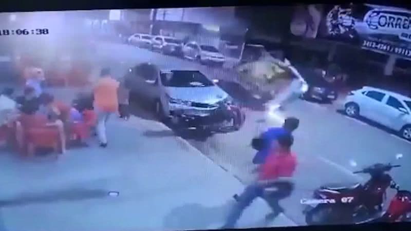 VÍDEO Motorista sinais de embriaguez bate em veículos capota e é