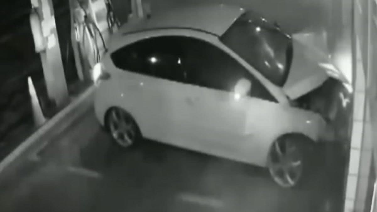 Vídeo mostra momento em que carro invade posto de combustíveis na Boca