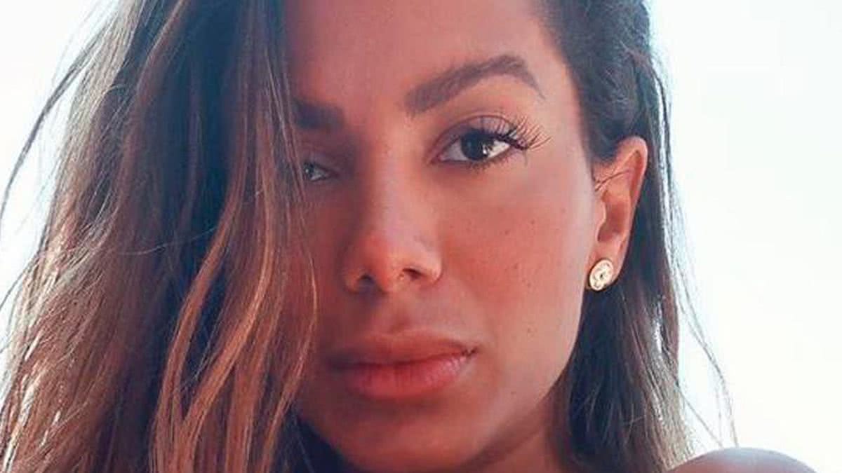 Anitta usa calça transparente e exibe tatuagem provocante no bumbum