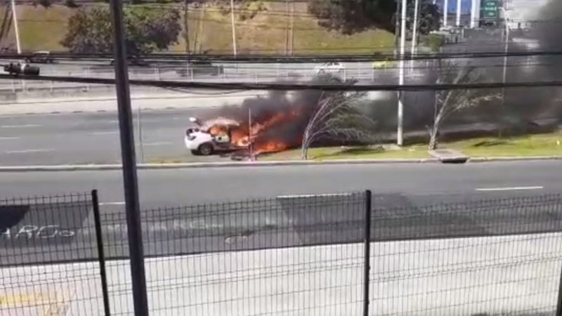 Carro pega fogo na Avenida ACM em Salvador veja vídeo Salvador BNews