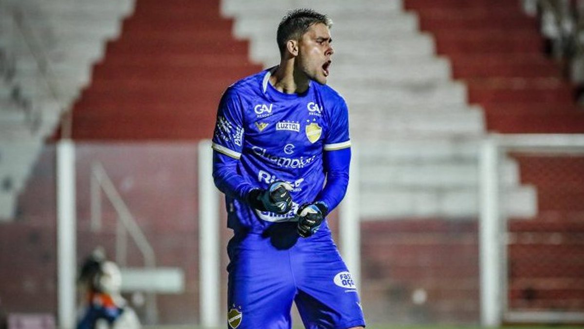 Goleiro destaque na Série B que pertence ao Bahia faz defesa