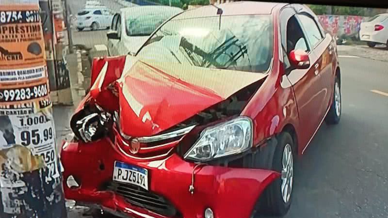 Duas pessoas ficam feridas após carro bater em poste no bairro de Brotas