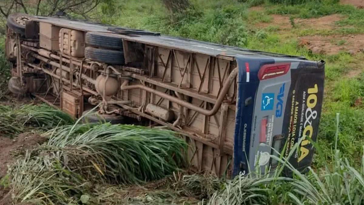 Nibus Tomba E Passageiros Ficam Feridos Na Bahia