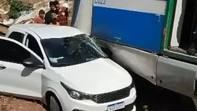 Trem bate em carro e arrasta veículo por aproximadamente 100 metros