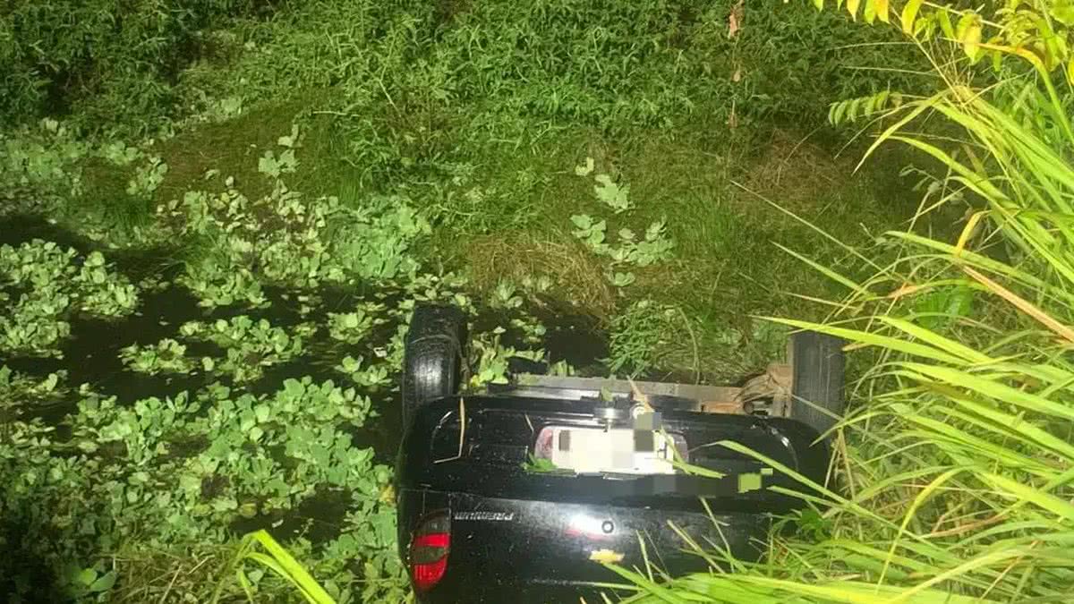 Carro Sai Da Pista Tomba E Motorista Morre Ap S O Carro Ficar Submerso