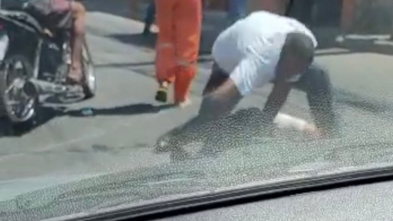 Homem suspeito de assalto a ônibus é agredido por populares veja vídeo