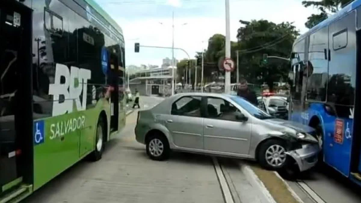 Carro Invade Faixa Exclusiva E Colide Nibus Do Brt