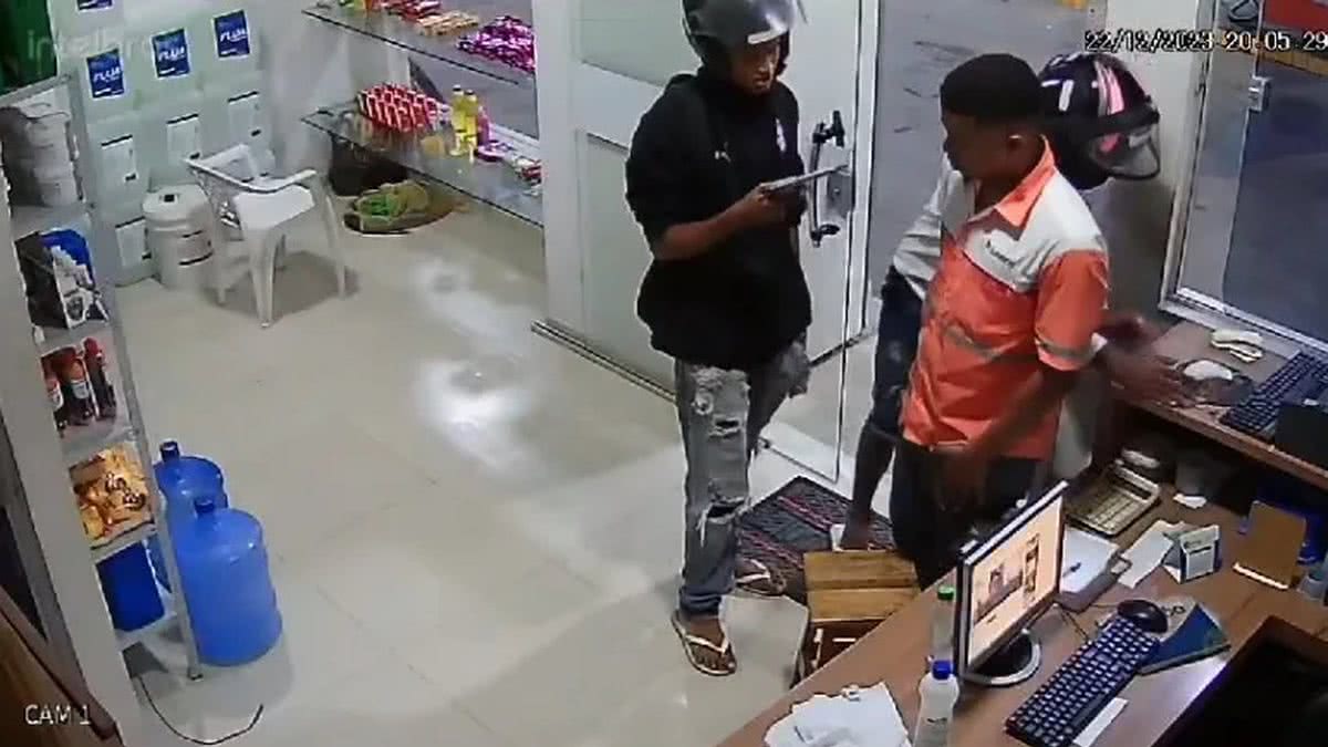 VÍDEO Dupla armada invade posto de gasolina na Bahia e rende frentista