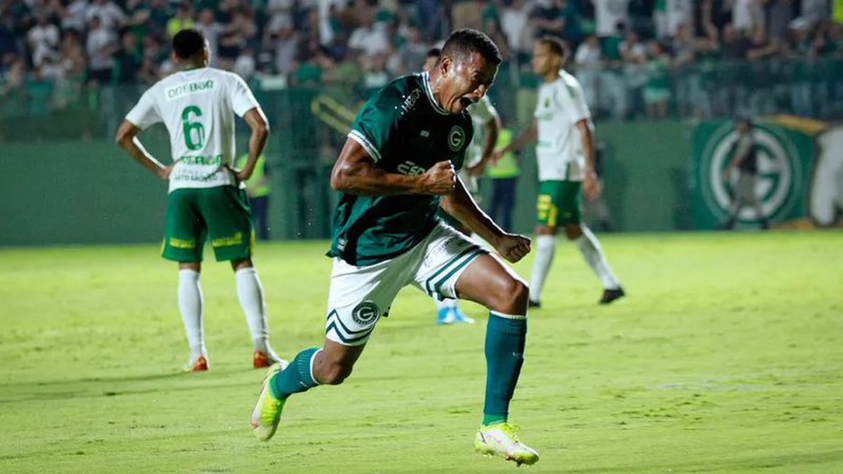 Vitória se aproxima de acerto lateral direito do Goiás saiba quem