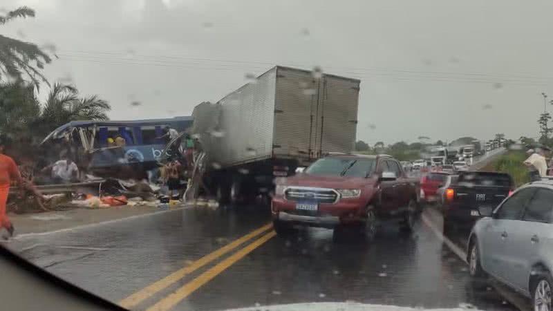 Duas Pessoas Morrem E Outras Ficam Feridas Em Batida Entre Caminh O E