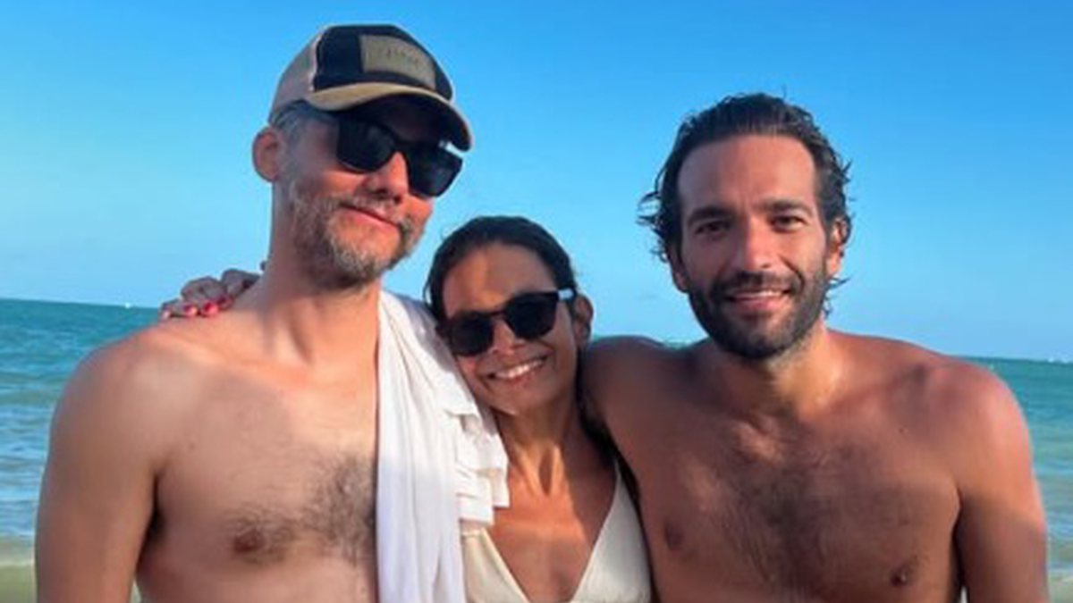 Wagner Moura E Humberto Carr O Posam Na Praia Juntos E Agitam A Web