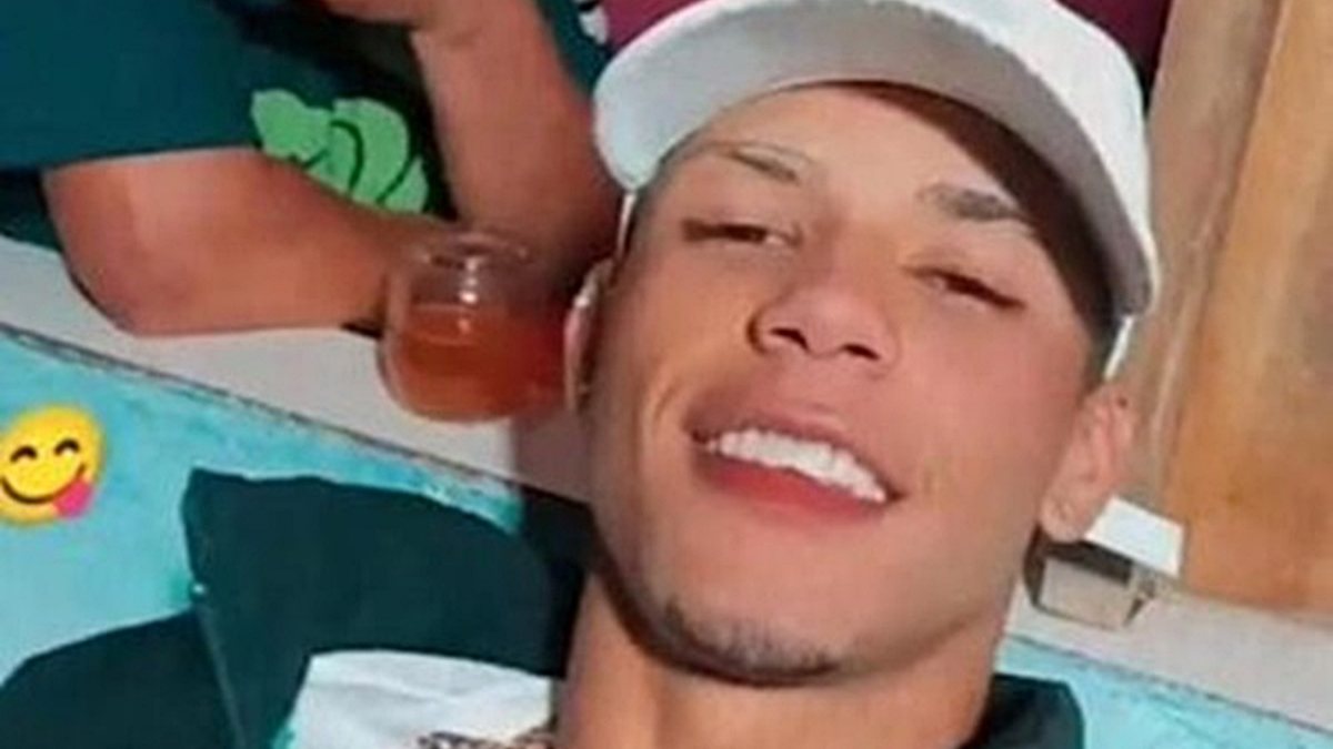 Jovem de 19 anos é encontrado morto e marcas de disparos de arma de