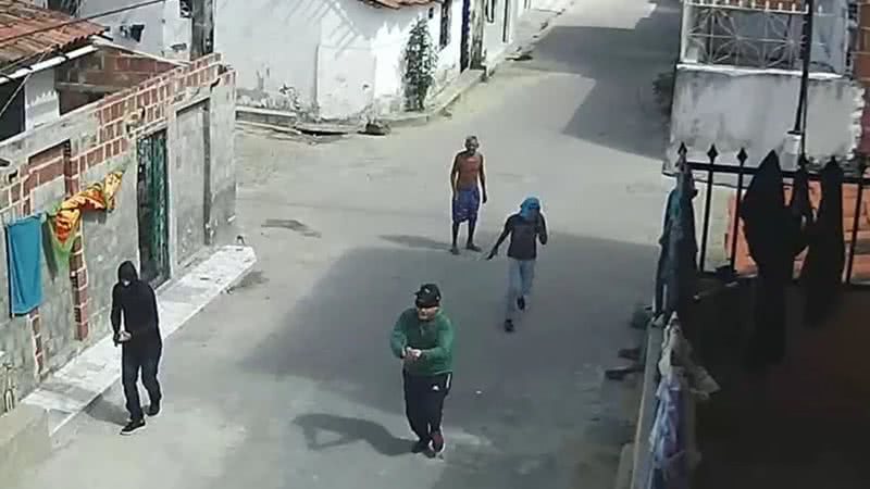 VÍDEO Homens caçam vítima atiram contra ela e tiroteio deixa três