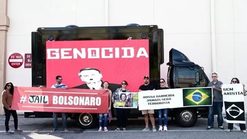 V Deo Bolsonaristas Atacam Grupo Que Protestava Contra Bolsonaro