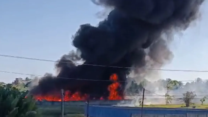 VÍDEO Incêndio de Grandes Proporções Atinge Fábrica de Materiais