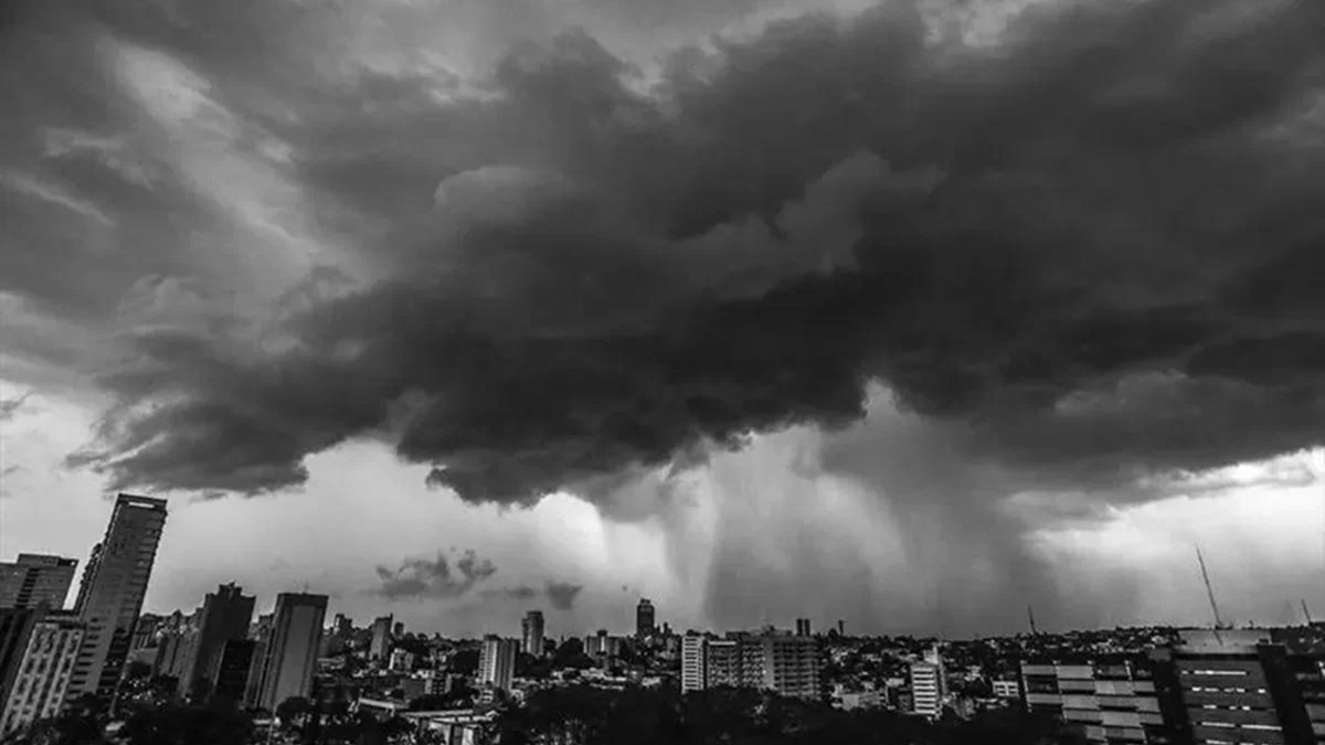 Moradora mostra intensa chuva de granizo mas é contestada por