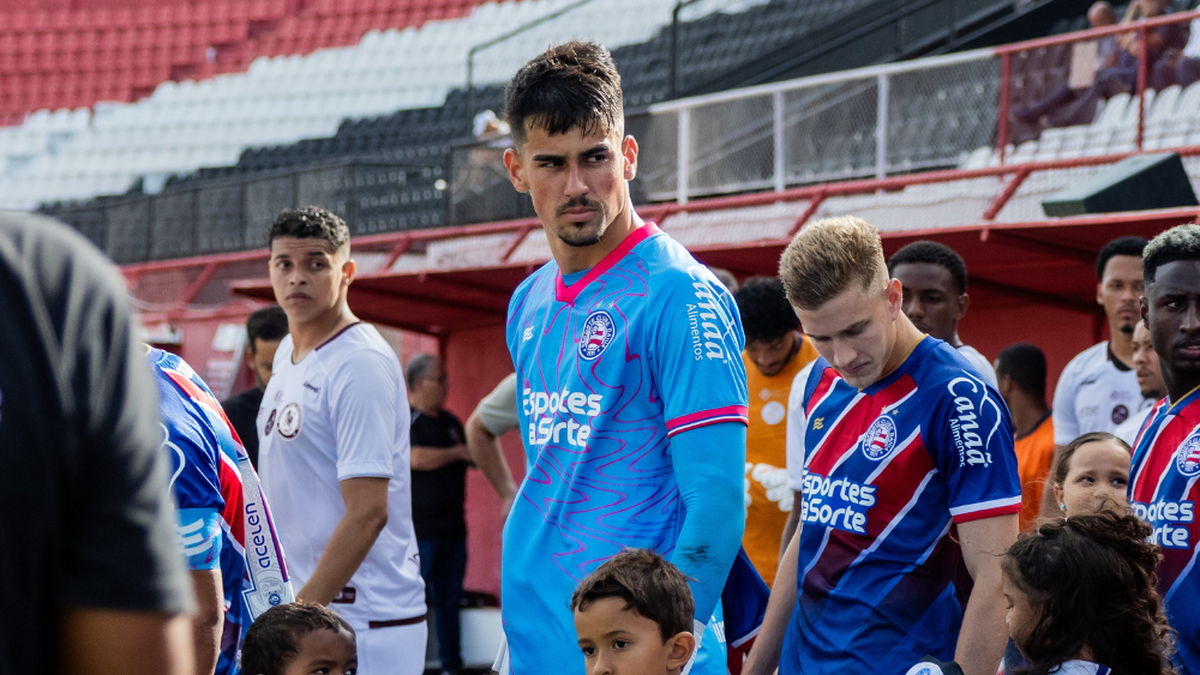 Goleiro Do Bahia Celebra Estreia No Time Profissional Do Esquadr O