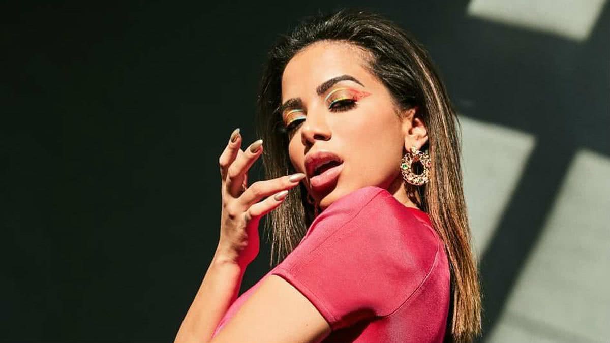 Anitta Mostra Tudo Em Vestido Transparente Durante Desfile Veja Fotos