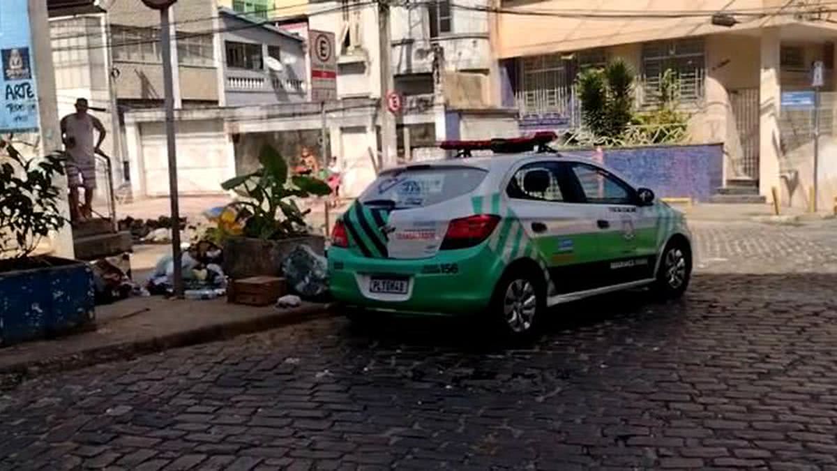 Vídeo revoltado homem ameaça chamar guincho para agentes da própria