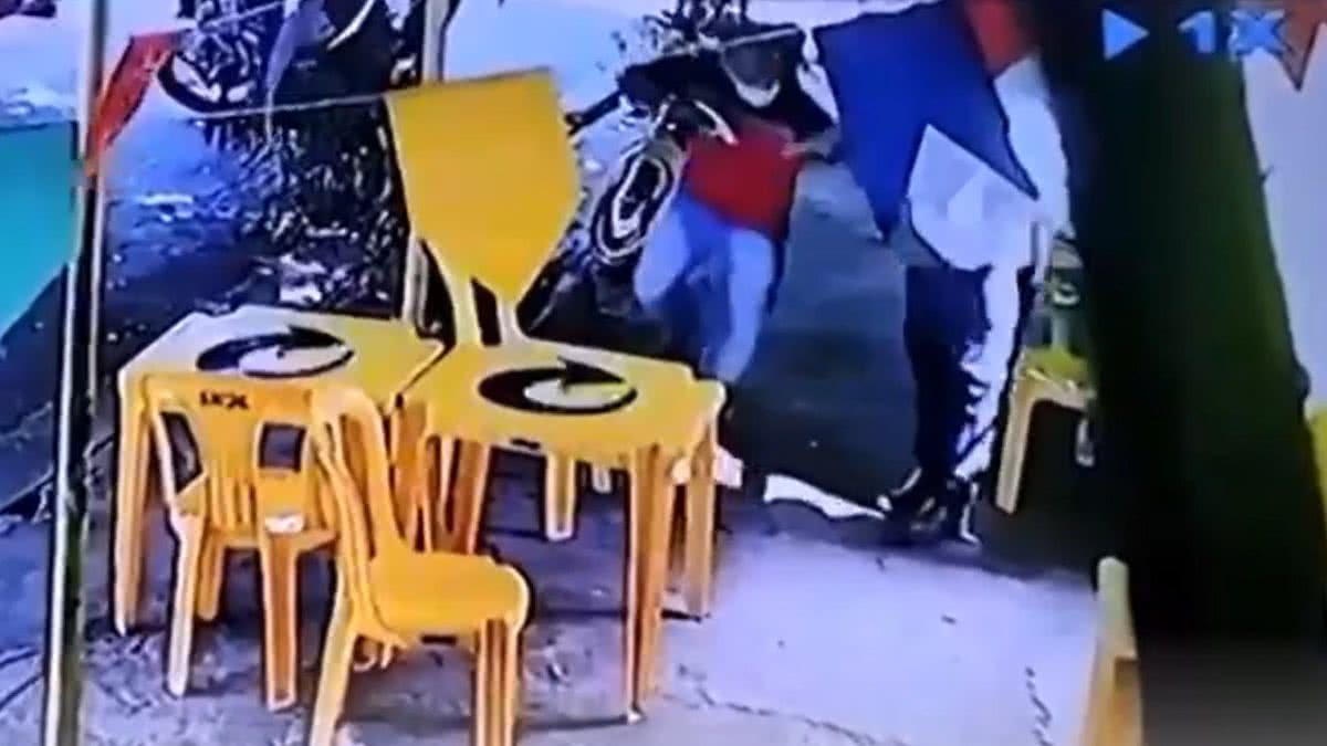 Vídeo homem acusado de roubar arma de policial é solto horas depois de