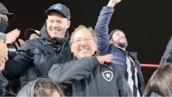 Dono Da Saf Botafogo Assiste Jogo No Meio Da Torcida