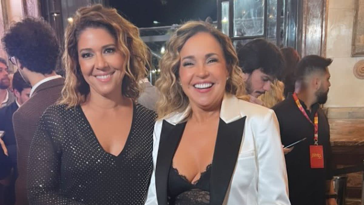 Celebrando 10 anos de união Daniela Mercury e Malu Verçosa se beijam