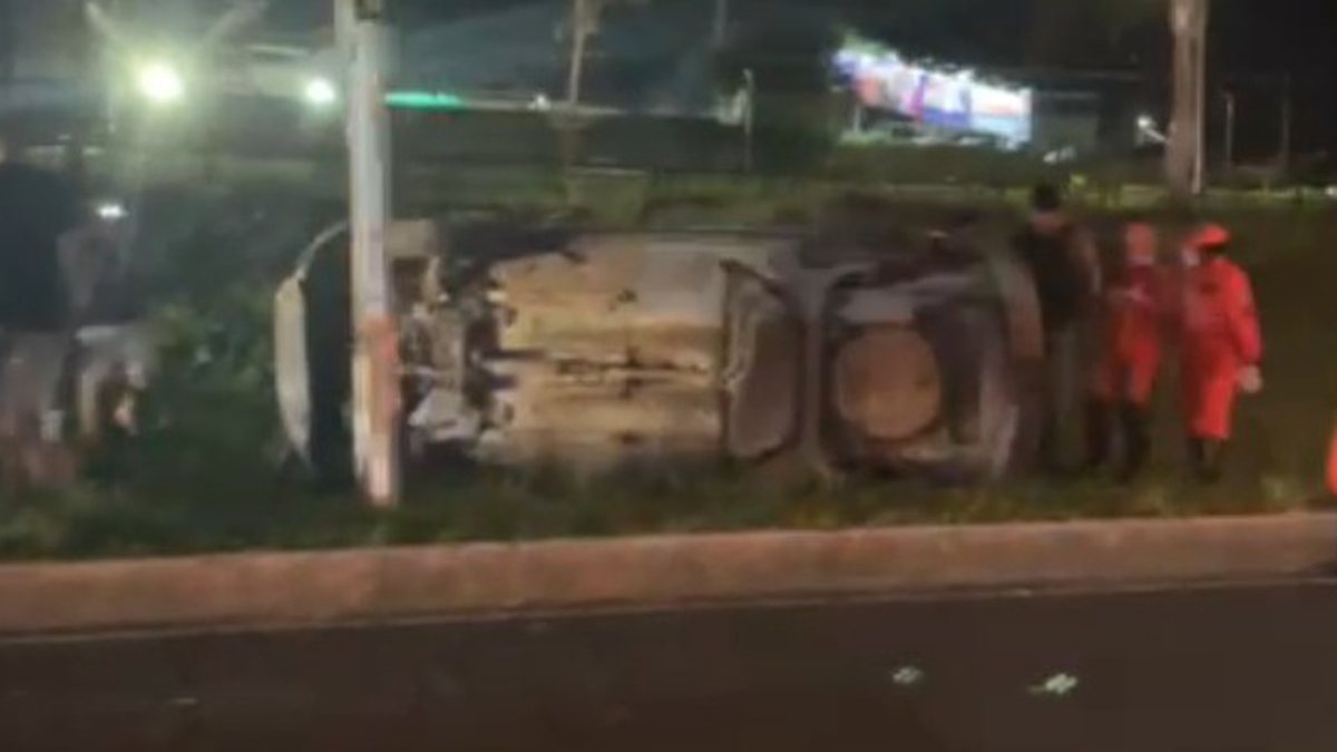 VÍDEO Carro capota e derruba poste na avenida Paralela em Salvador