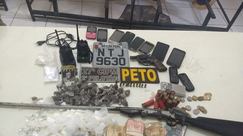 Polícia Militar apreende mais de R 17 mil drogas e armas em Cachoeira