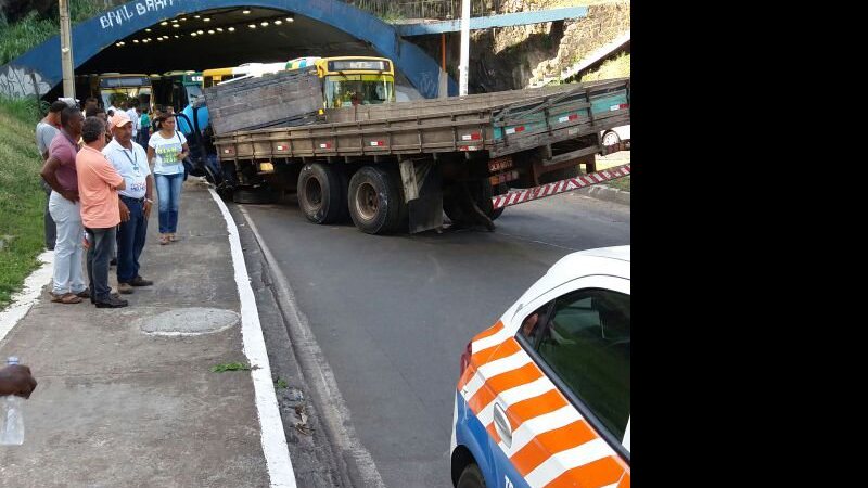 Motorista perde o controle da direção e caminhão fica atravessado no