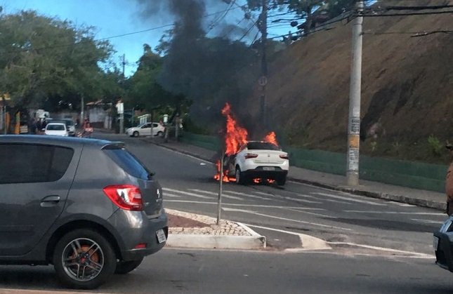 Vídeo carro pega fogo na Estrada da Muriçoca em São Marcos