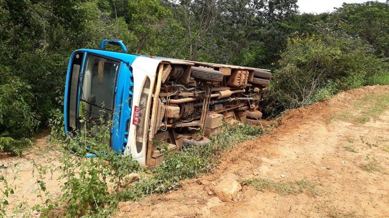 Ônibus escolar capota e deixa 13 pessoas feridas no oeste da Bahia