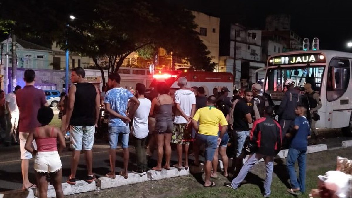 Policial militar morre após bater moto em ônibus na Avenida Vasco da Gama