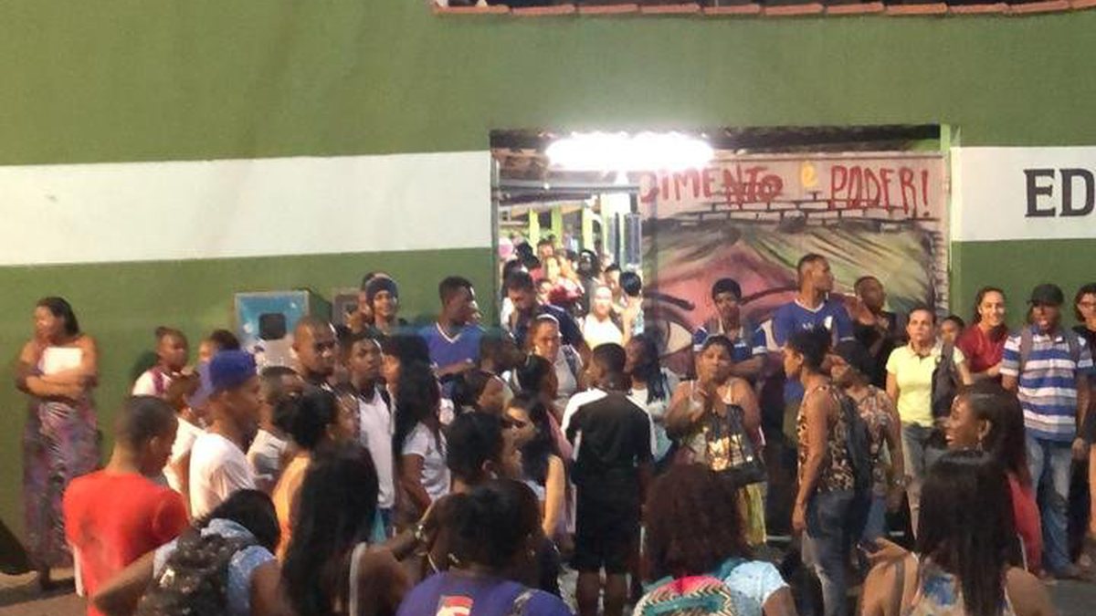 Estudantes fazem protesto contra fechamento de colégio estadual Daniel