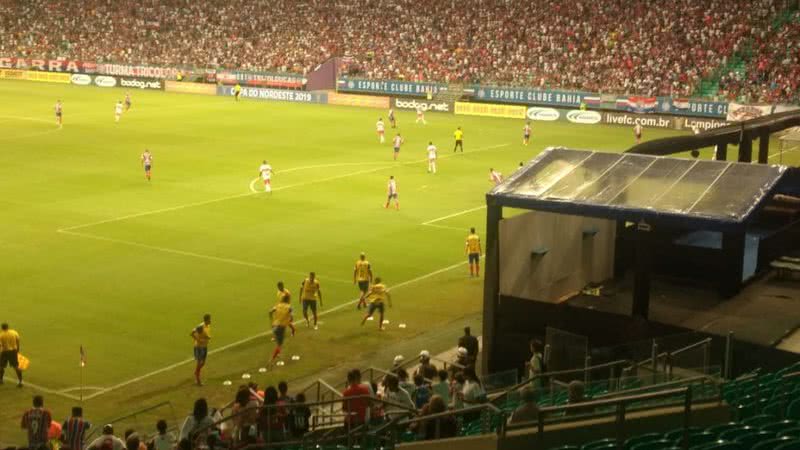 Estrutura fixa de ensaio do Parangolé na Arena atrapalha visão do campo