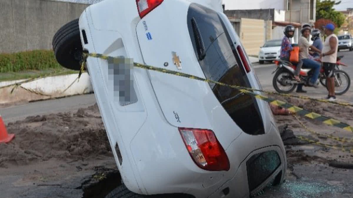 Carro Engolido Por Buraco Em Feira De Santana