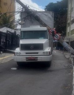 Caminhão derruba poste no Rio Vermelho e causa desvio do trânsito