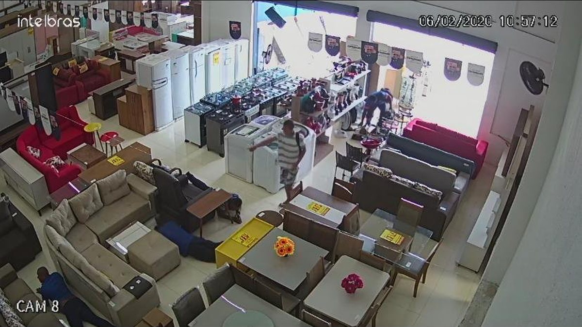 Homens armados rendem funcionários e clientes em loja de móveis veja vídeo