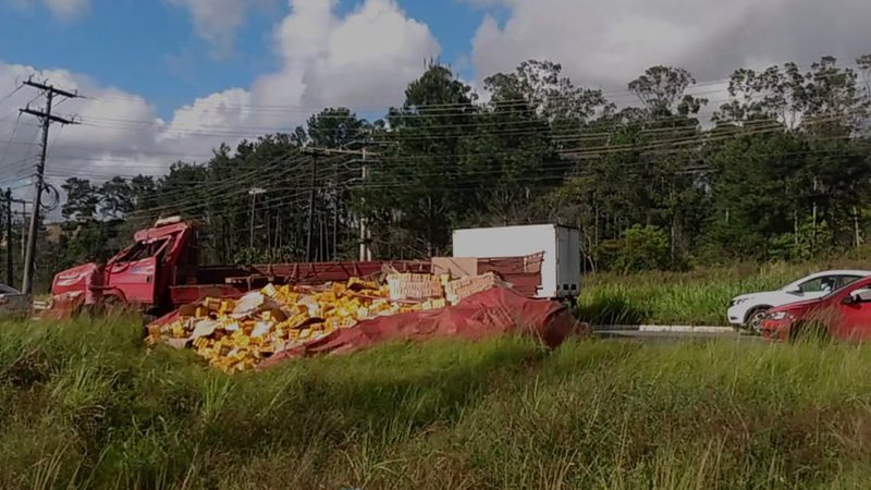 V Deos Caminh O Carregado De Cerveja Tomba E Carga Saqueada Em Cama Ari