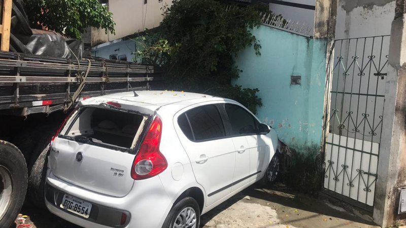 Caminh O Derruba Rvore Bate Em Parede De Casa E Atinge Dois Carros Em