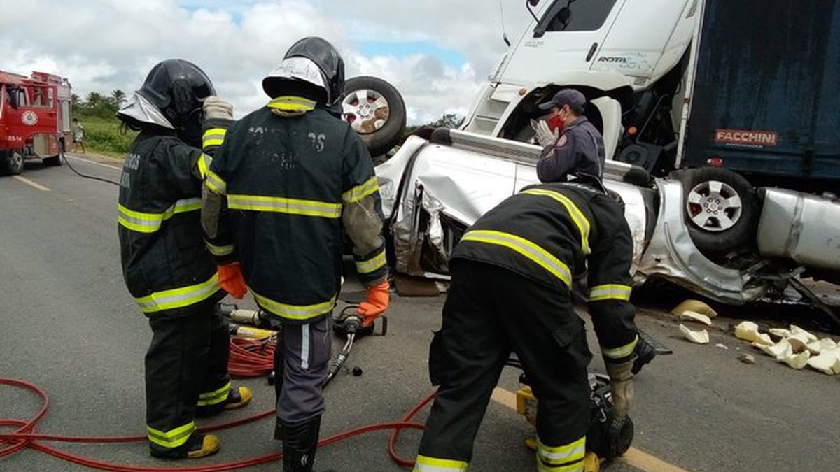 Dois Adultos Morrem Durante Acidente Entre Carreta E Carro De Passeio