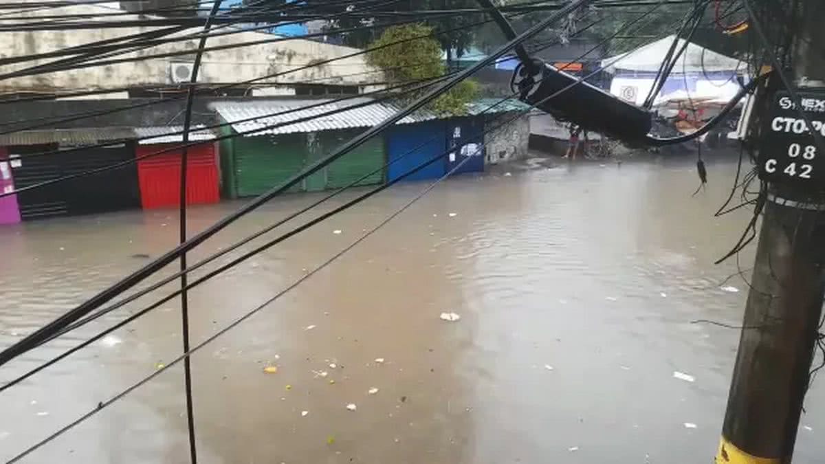 V Deo Chuva Deixa Bairros De Salvador Ruas Alagadas E Desabamento