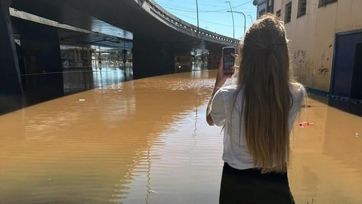 Apresentadora da Globo reencontra tia em meio à tragédia no Rio Grande