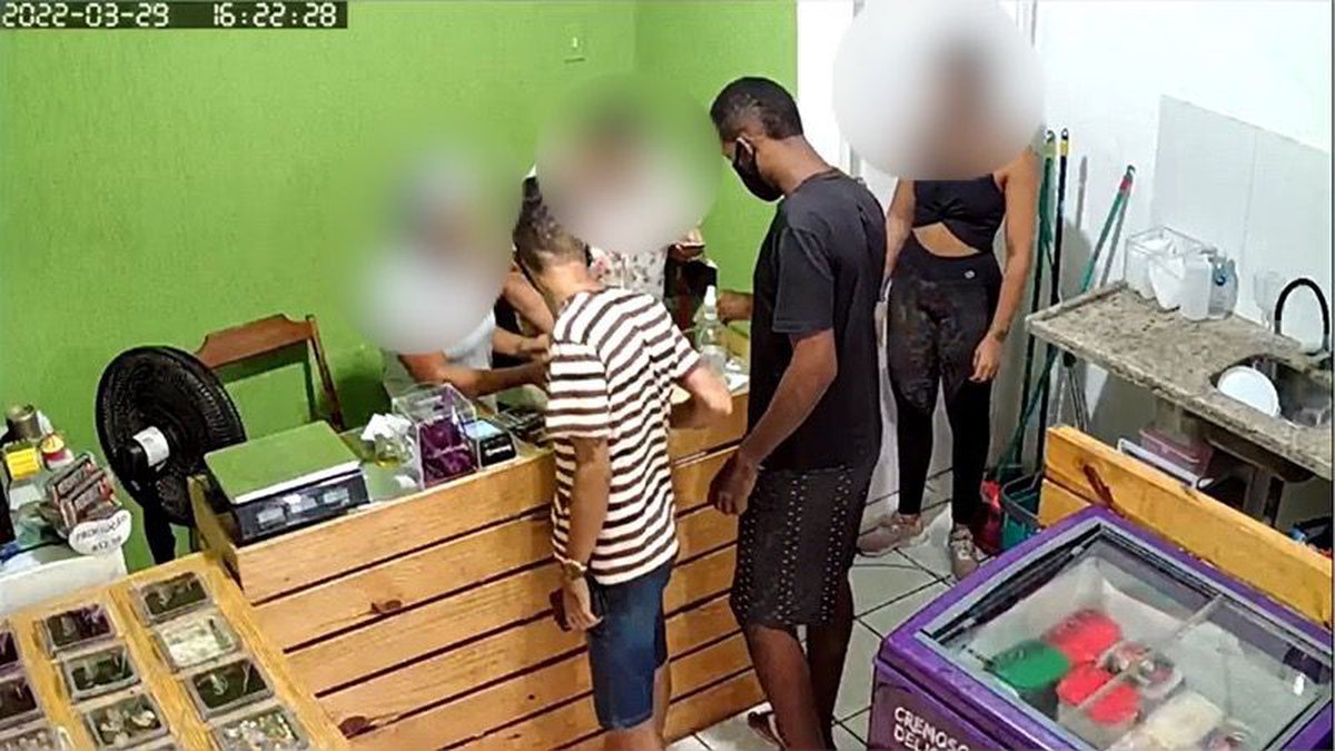 Vídeo dupla assalta loja em Brotas