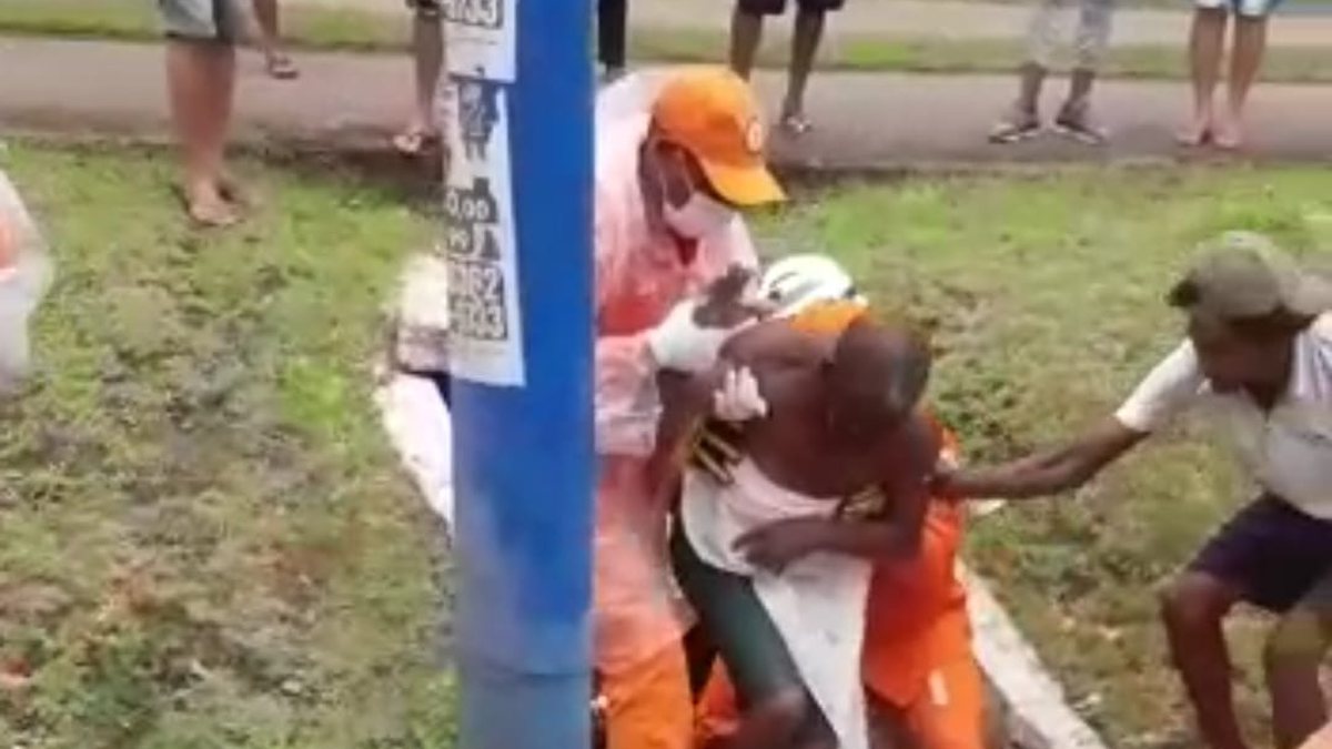 Vídeo Homem é resgatado após cair em bueiro na Bonocô