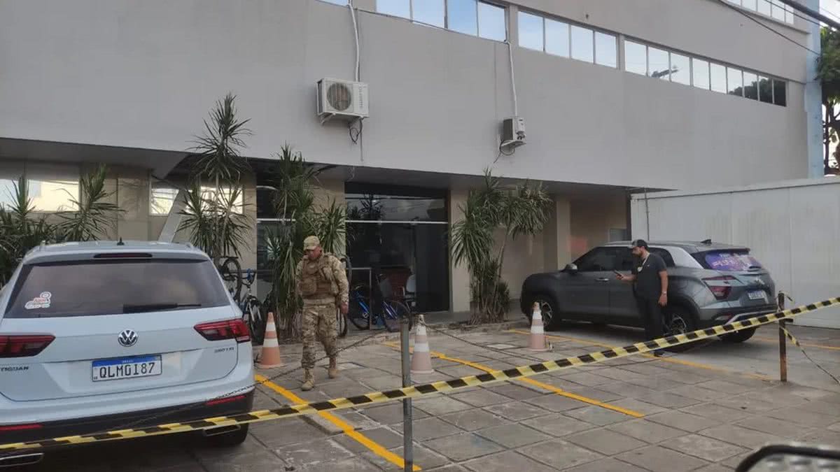 Três pessoas ficam feridas após explosão de bomba no HGE homem teve