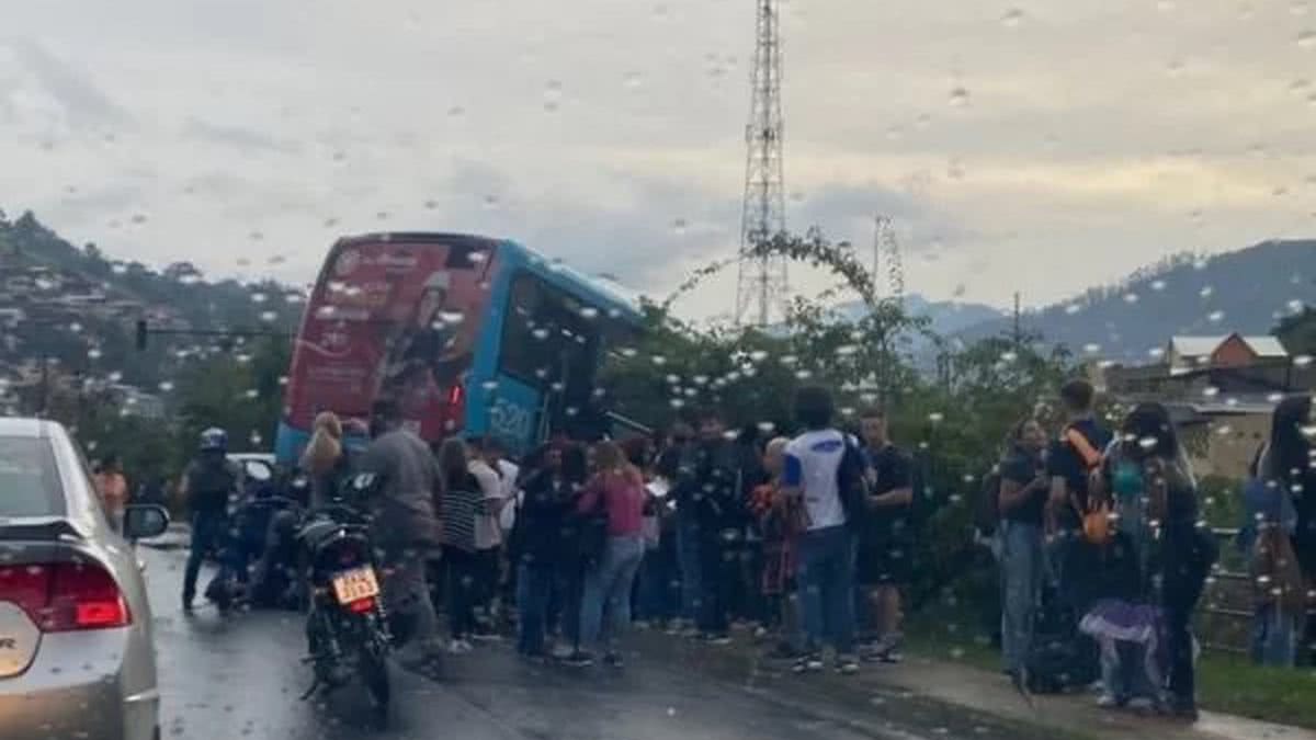 VÍDEO Ônibus perde o controle e fica pendurado em ribanceira veja