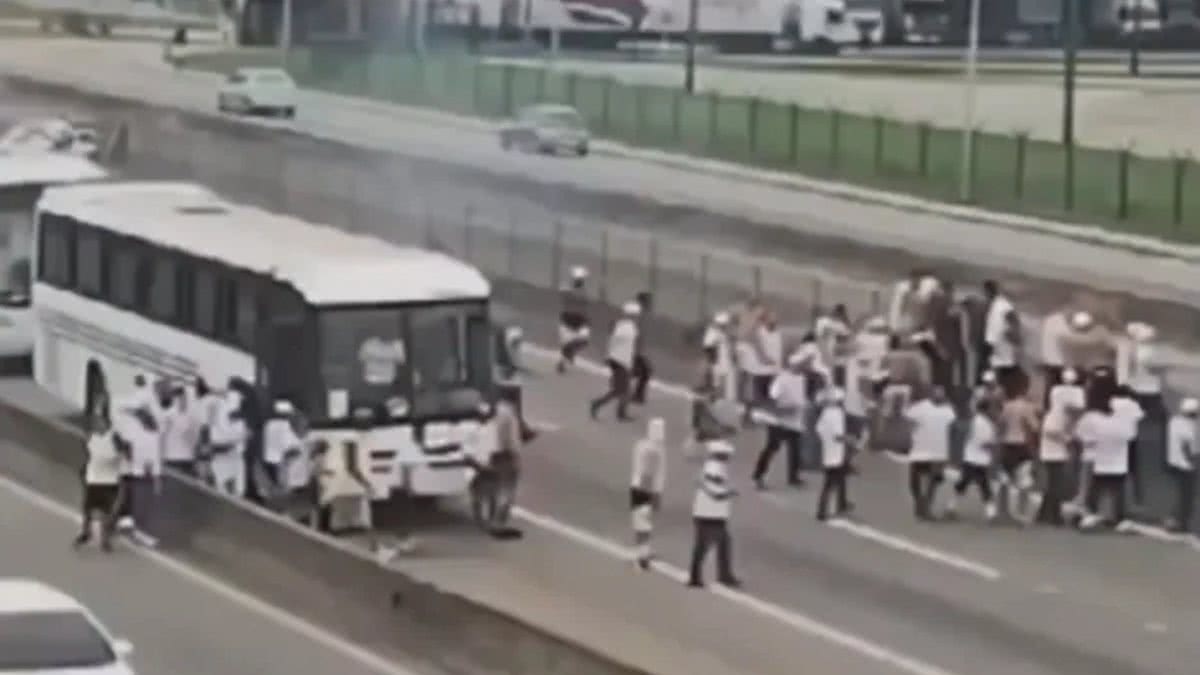 VÍDEO Torcedores de Botafogo e Santos brigam antes partida pelo