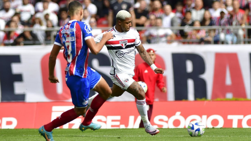 Torcedores do São Paulo pedem para o time entregar o jogo contra o Bahia