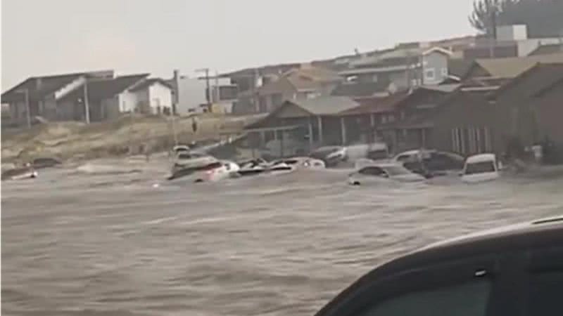 VÍDEO Tsunami meteorológico arrasta carros e causa pânico em praia de