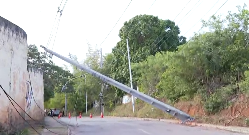 Motorista Perde Controle Do Carro Derruba Poste E Via De Liga O Entre